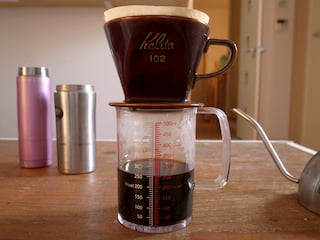 計量カップでコーヒーを淹れる
