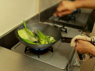 クズ野菜を炒める